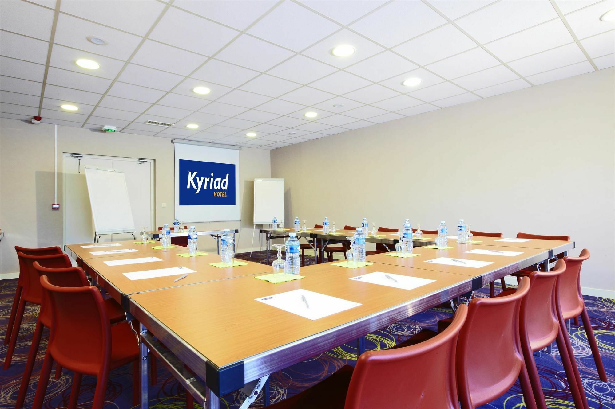 Kyriad Lyon Est - Saint Bonnet De Mure Exterior foto